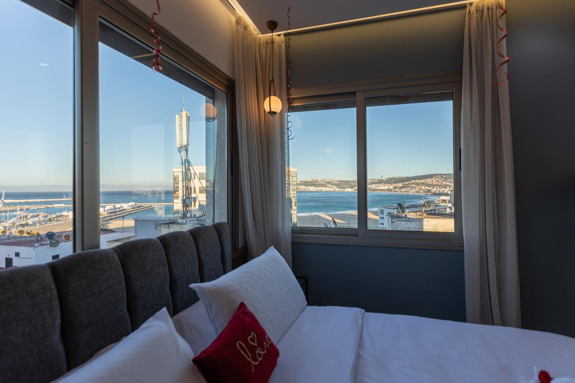 טנג'יר Marina View Residence Luxurious Studio Retreat With Stunning Ocean Views 1 Double Bedroom, 1 Convertible Couch מראה חיצוני תמונה